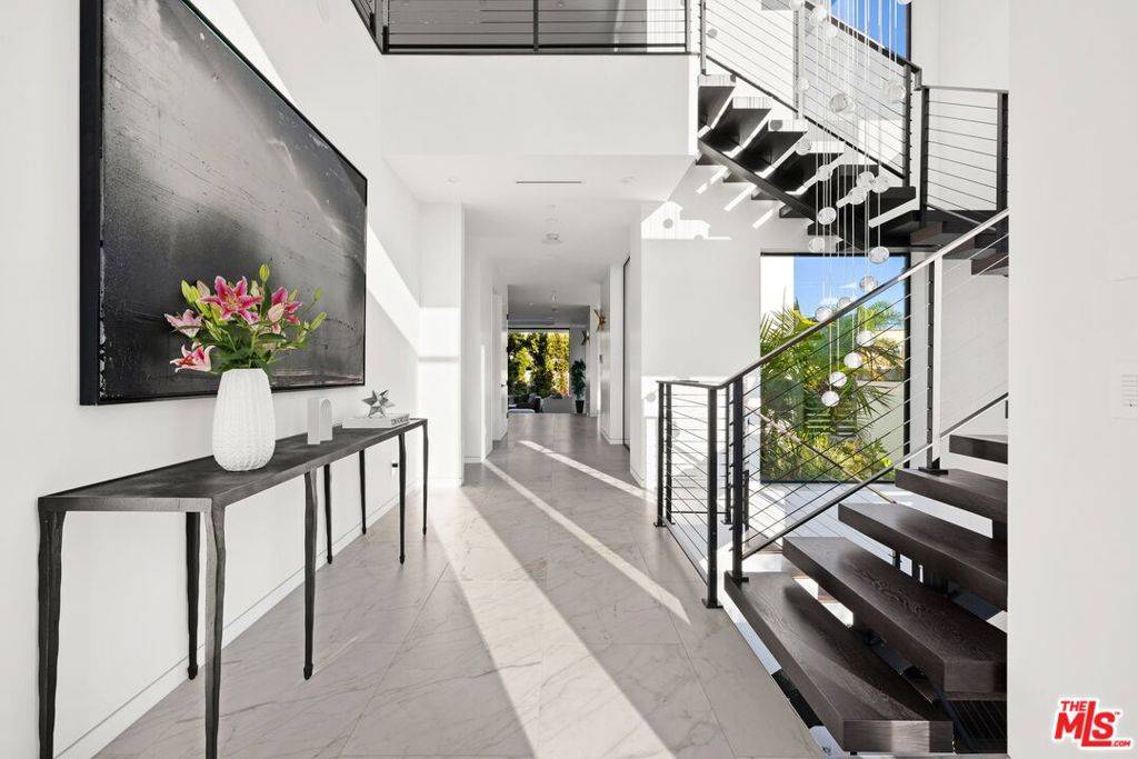 Los Angeles, CA 90046,900 N Vista ST