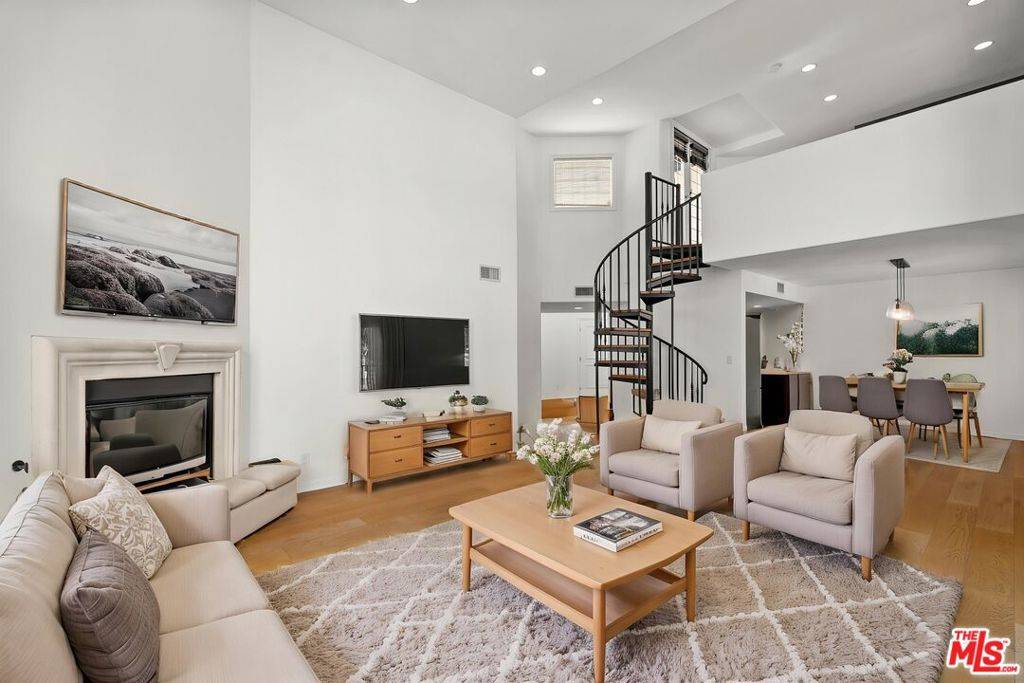 Los Angeles, CA 90048,435 Arnaz DR #304