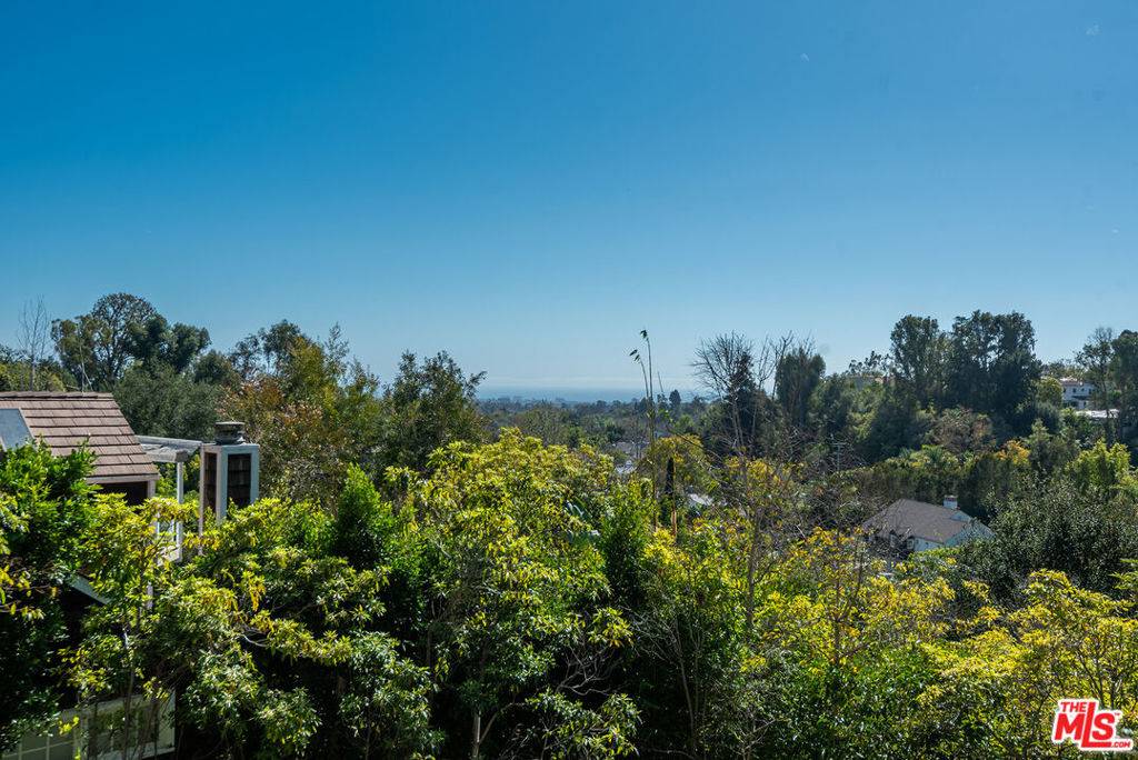 Los Angeles, CA 90049,615 N Saltair AVE