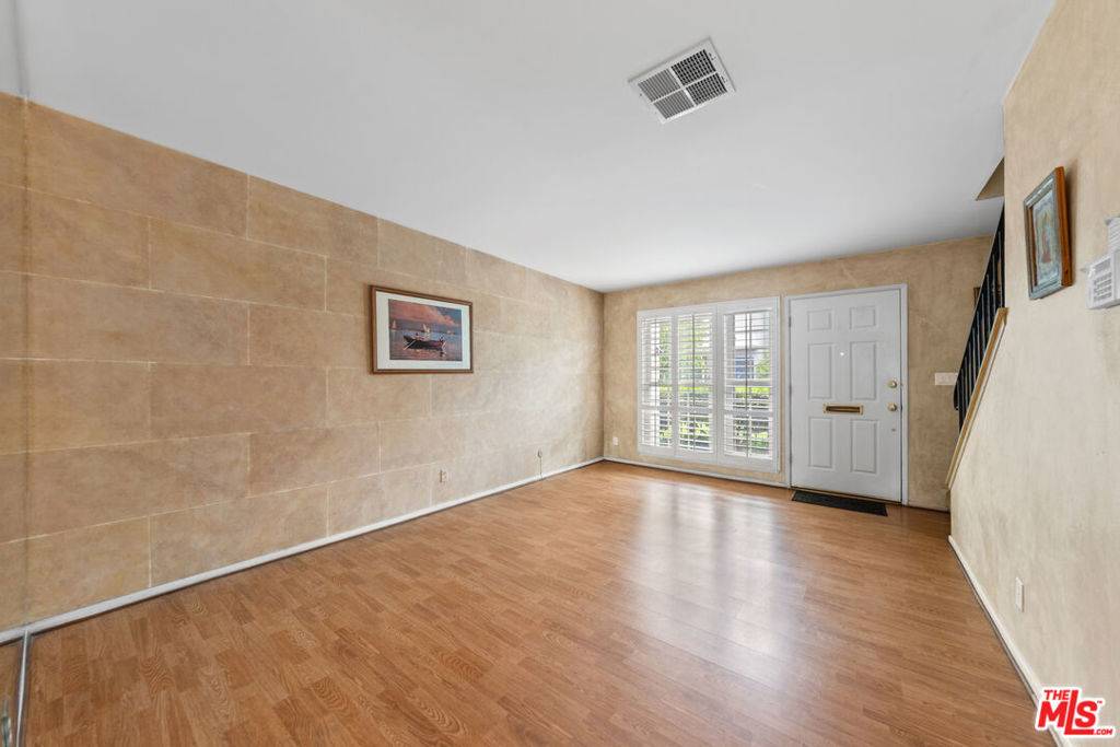 Woodland Hills, CA 91367,22049 Oxnard ST