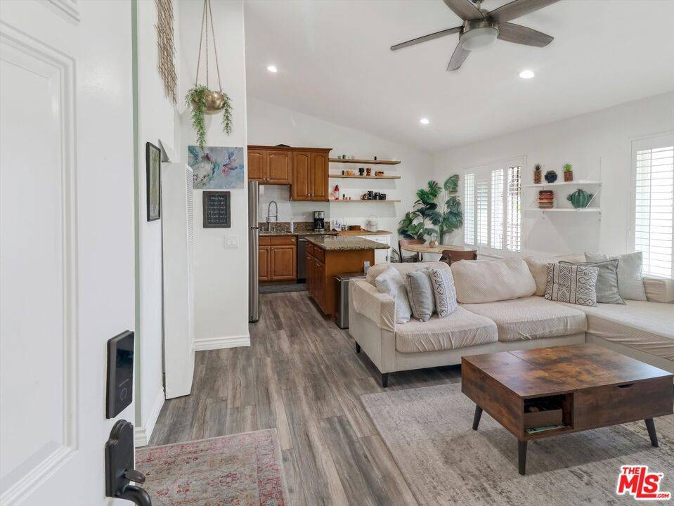 Long Beach, CA 90802,1637 E 5th ST #302