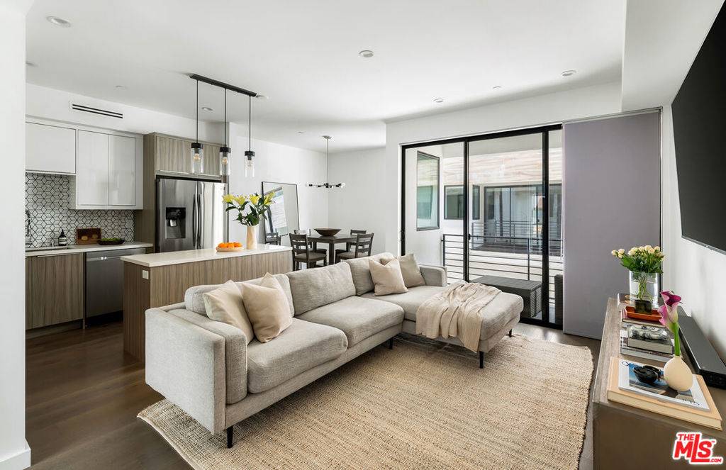 Los Angeles, CA 90019,5154 W Redondo CT