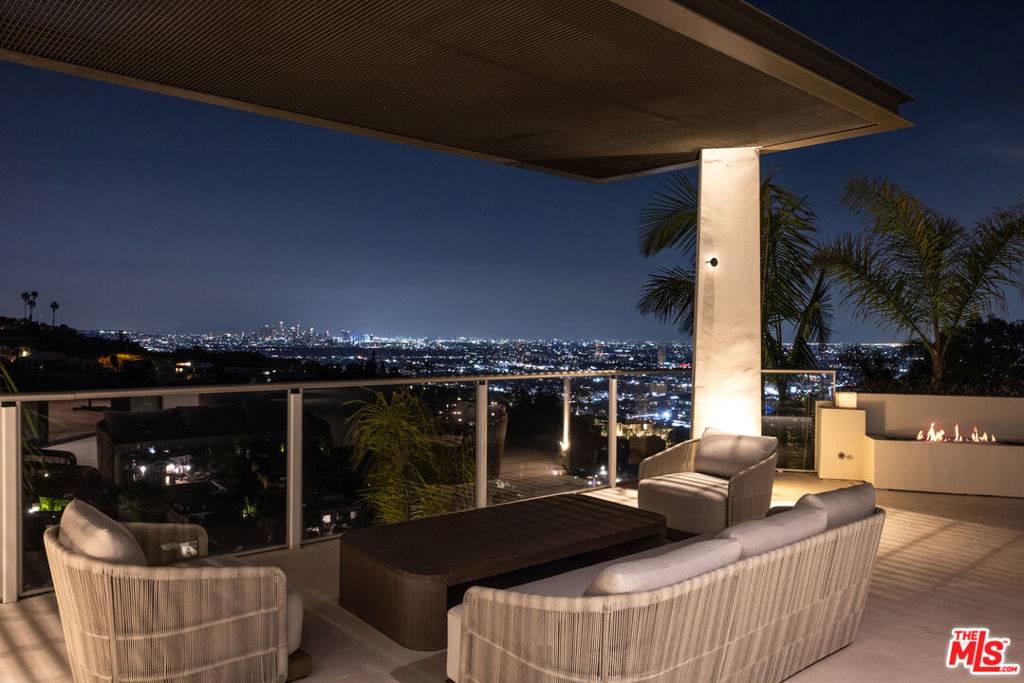 Los Angeles, CA 90069,9405 Sierra Mar PL