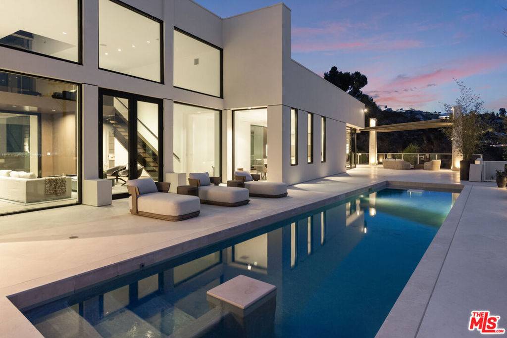 Los Angeles, CA 90069,9405 Sierra Mar PL