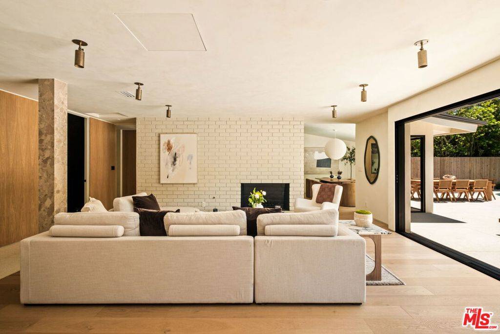 Los Angeles, CA 90049,16632 Park Lane CIR