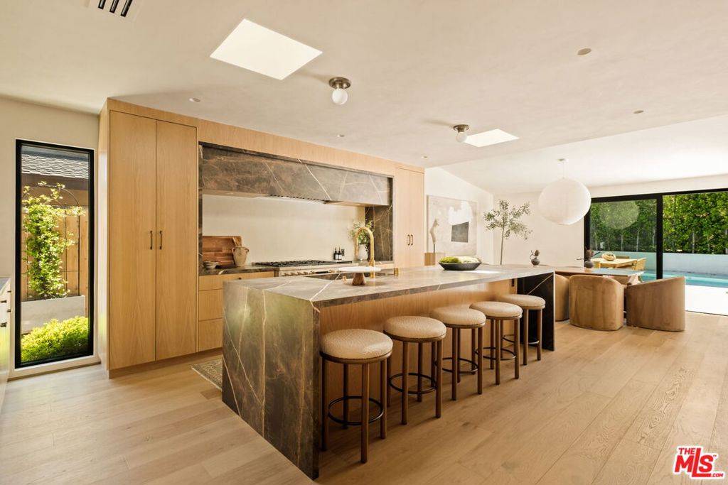 Los Angeles, CA 90049,16632 Park Lane CIR