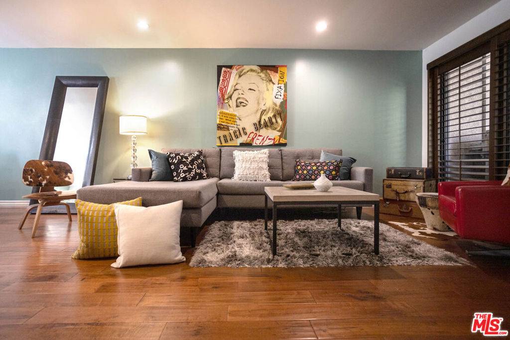 Los Angeles, CA 90068,5920 Chula Vista WAY