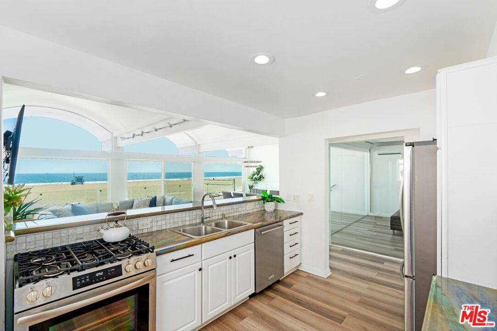 Marina Del Rey, CA 90292,3806 Ocean Front WALK