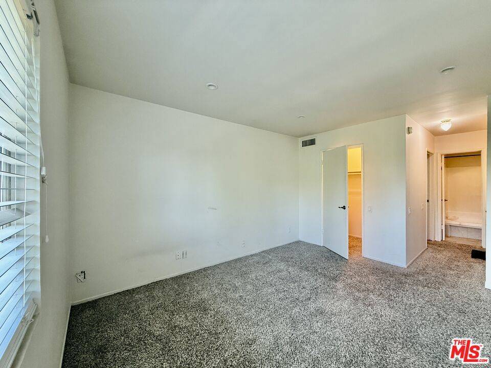 Encino, CA 91316,5460 White Oak AVE #D302