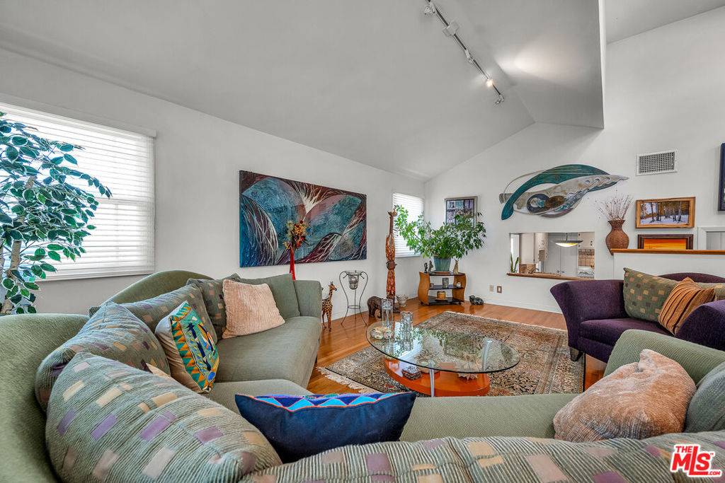 Santa Monica, CA 90405,3020 Glenn AVE