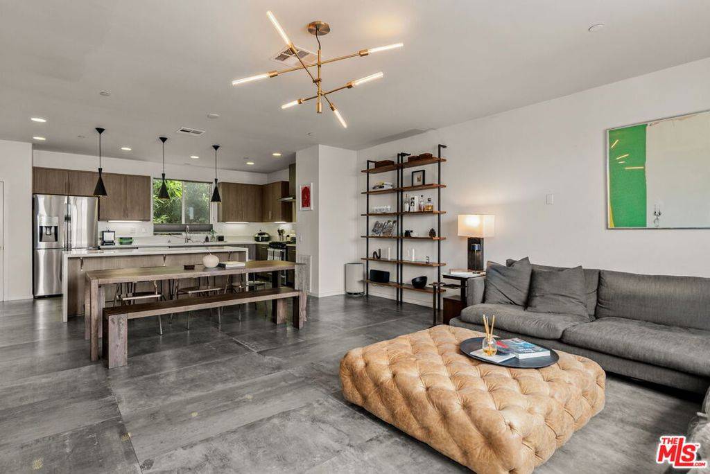 Los Angeles, CA 90026,1344 Douglas ST