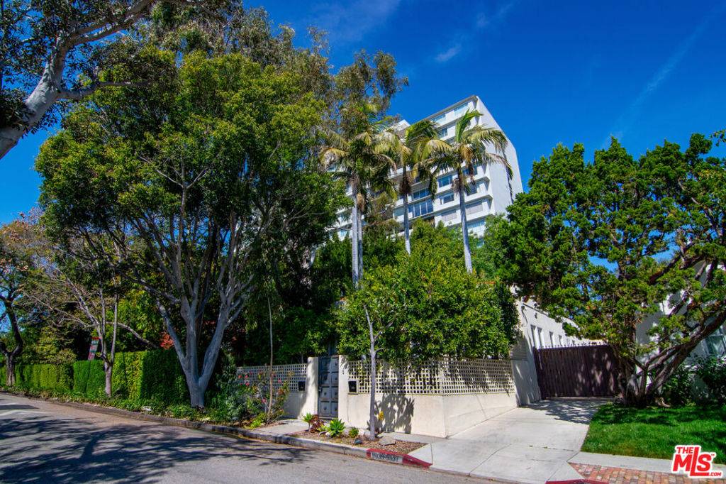 West Hollywood, CA 90069,9037 Elevado ST