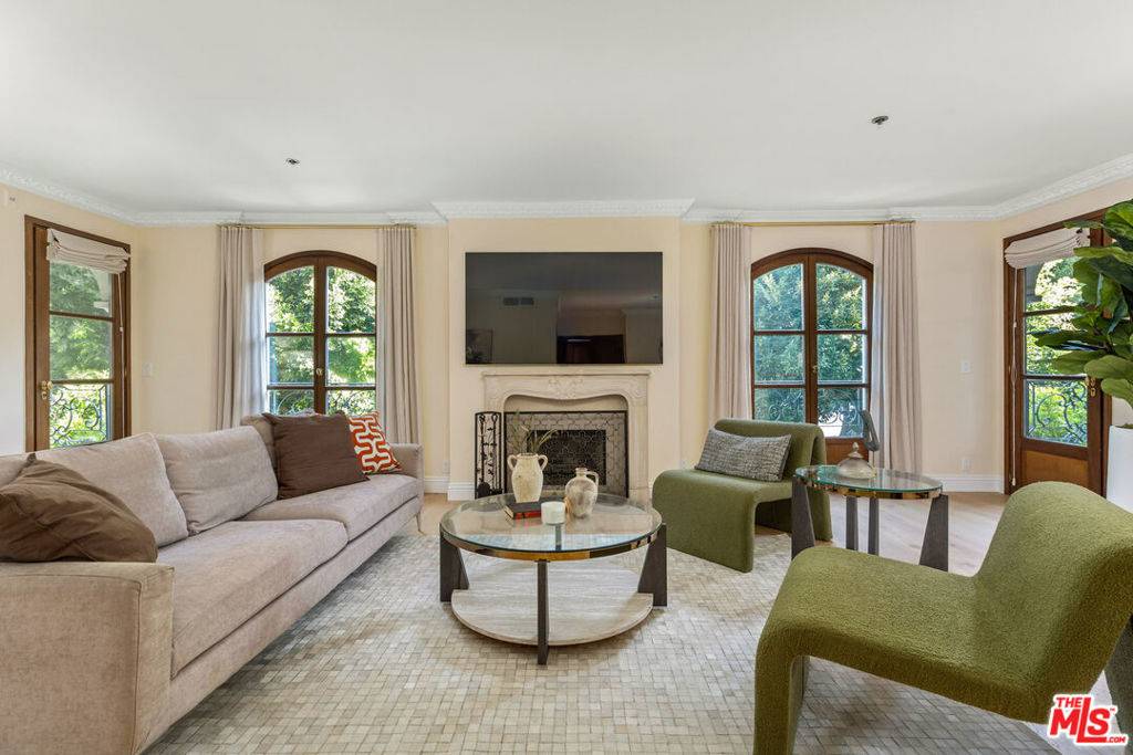 Beverly Hills, CA 90210,9249 Burton WAY #302