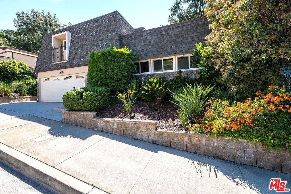 Encino, CA 91436,17121 Escalon DR