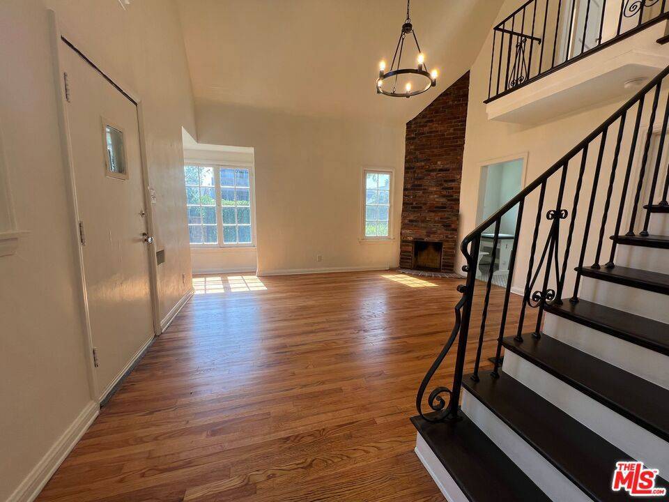 West Hollywood, CA 90046,1024 1/2 N Gardner ST