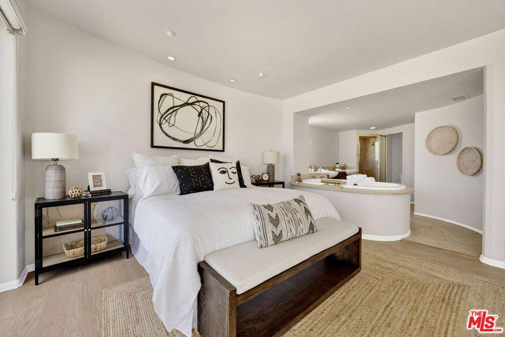 Long Beach, CA 90803,7019 E Seaside WALK
