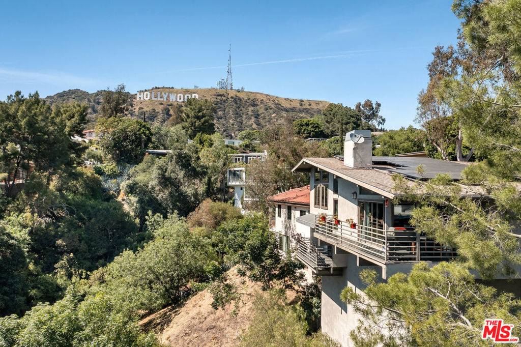 Los Angeles, CA 90068,3307 Deronda DR