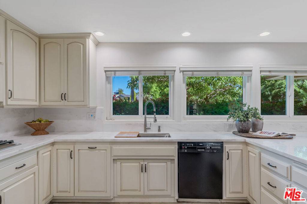 5403 Oakdale AVE Woodland Hills, CA 91364