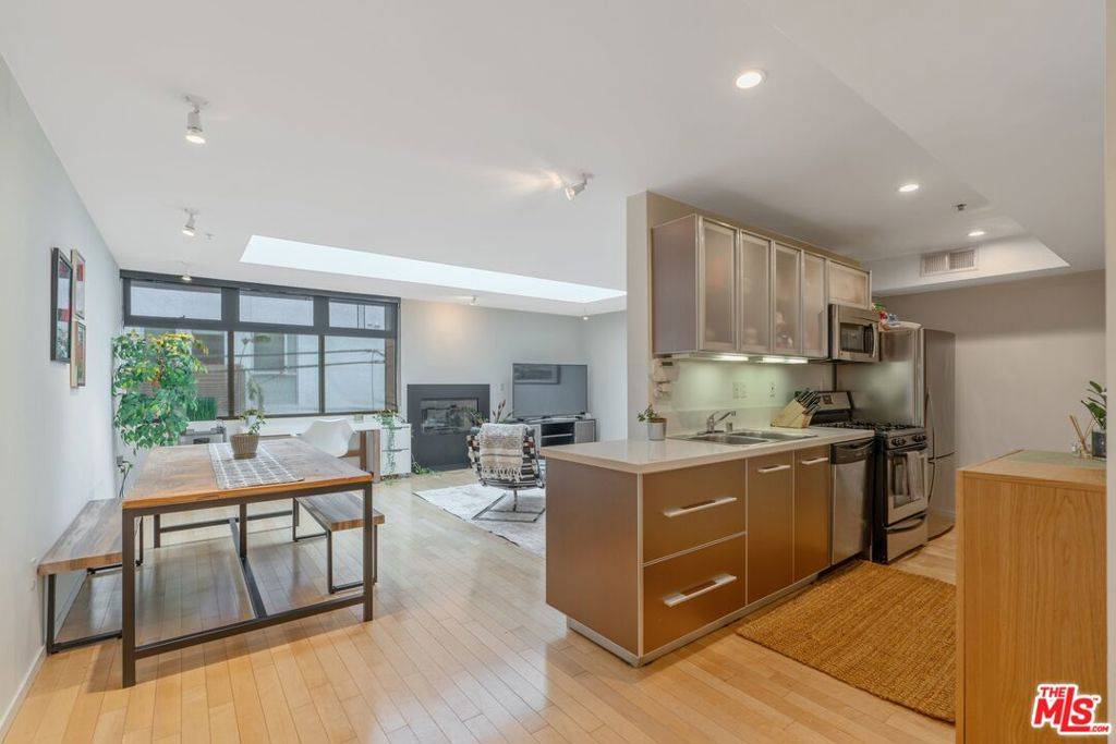 Los Angeles, CA 90038,5806 Waring AVE #14