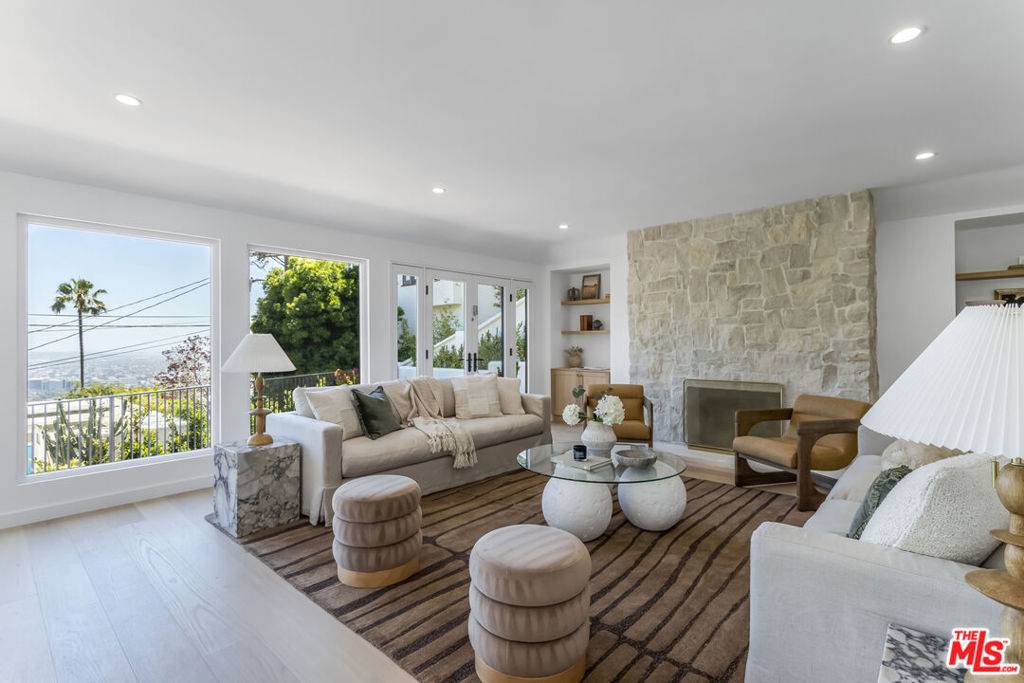 Los Angeles, CA 90069,8819 Evanview DR