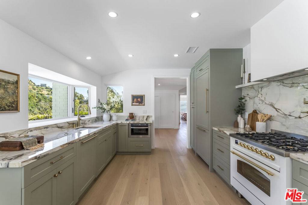 Los Angeles, CA 90069,8819 Evanview DR