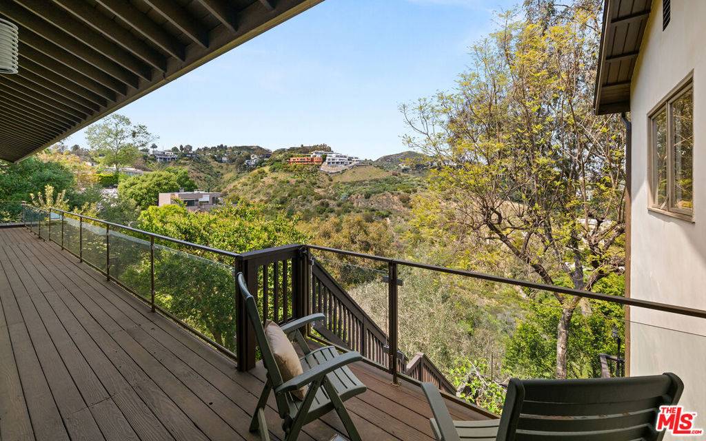 Los Angeles, CA 90049,1018 N Tigertail RD