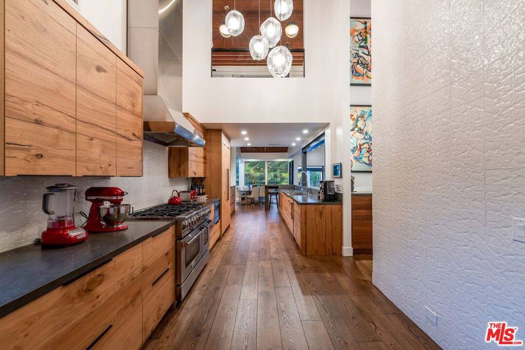 Sherman Oaks, CA 91423,3372 Longridge TER