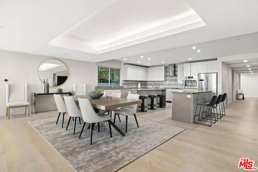 Los Angeles, CA 90077,2391 Roscomare RD #302