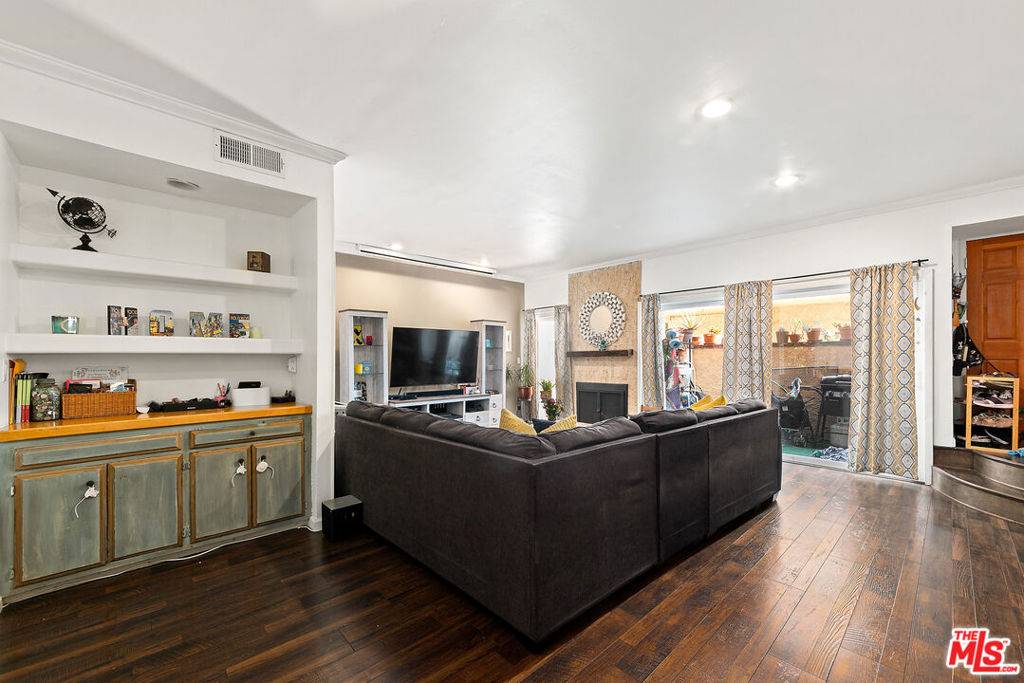 Encino, CA 91316,5139 Balboa BLVD #9