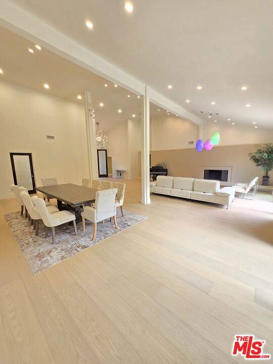 Los Angeles, CA 90049,16544 Park Lane CIR