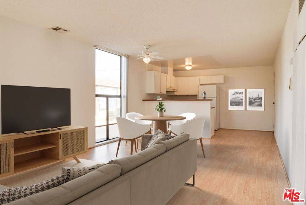 Los Angeles, CA 90026,950 Edgecliffe DR #3