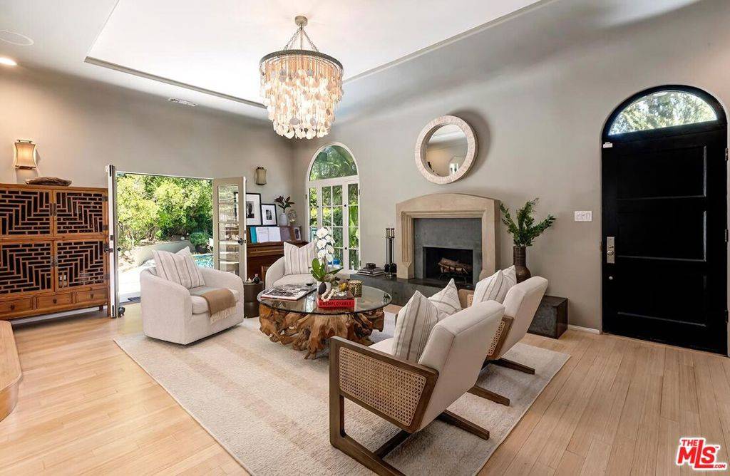 Los Angeles, CA 90046,2111 Kress ST