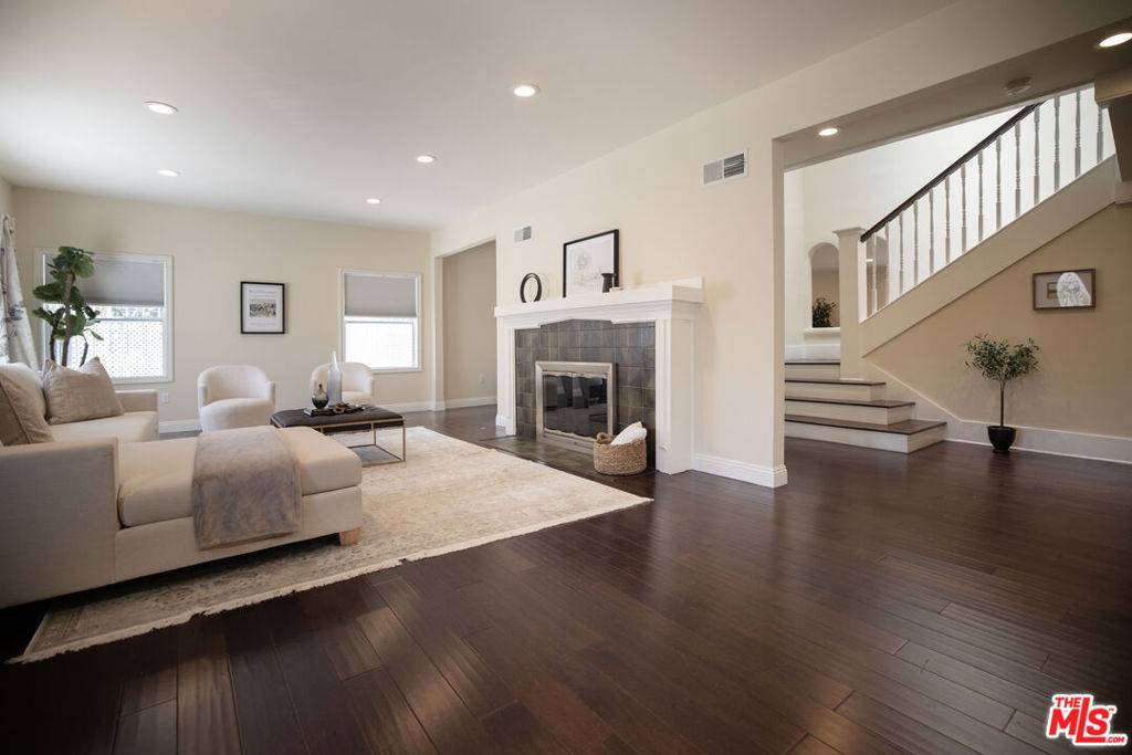 Los Angeles, CA 90019,907 Westchester PL