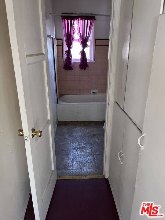 Los Angeles, CA 90003,8472 S Main ST #8476 1/2
