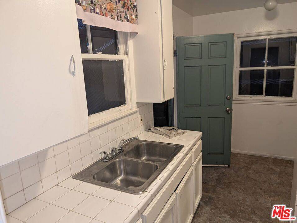 Los Angeles, CA 90003,8472 S Main ST #8476 1/2