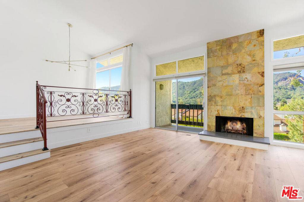 Pacific Palisades, CA 90272,17095 PALISADES CIR