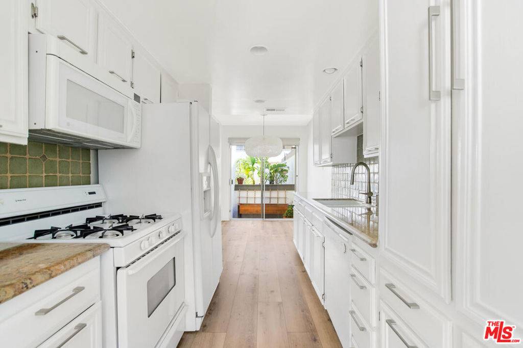 Pacific Palisades, CA 90272,17095 PALISADES CIR