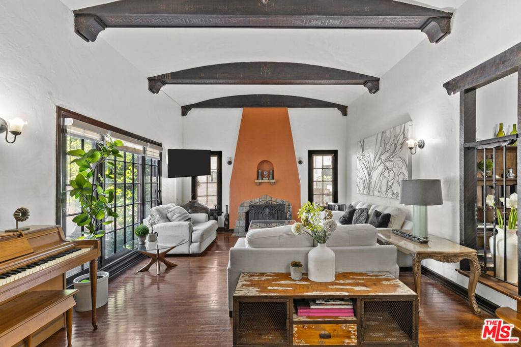 North Hollywood, CA 91601,11146 Huston ST