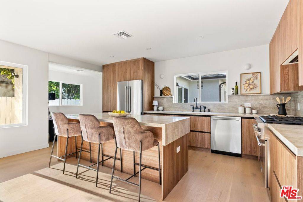 Encino, CA 91436,15727 Hartsook ST