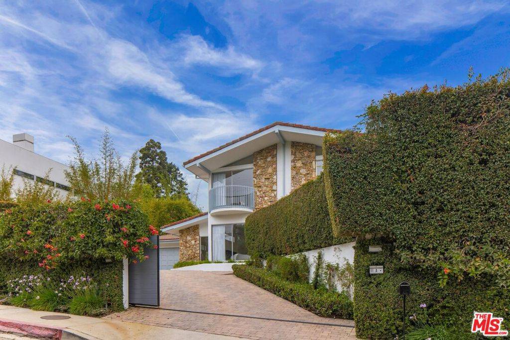Los Angeles, CA 90049,650 N Tigertail RD