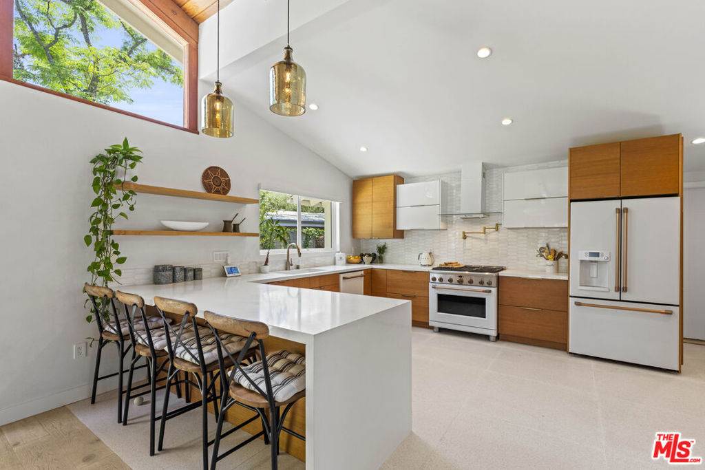 23023 Gainford ST Woodland Hills, CA 91364
