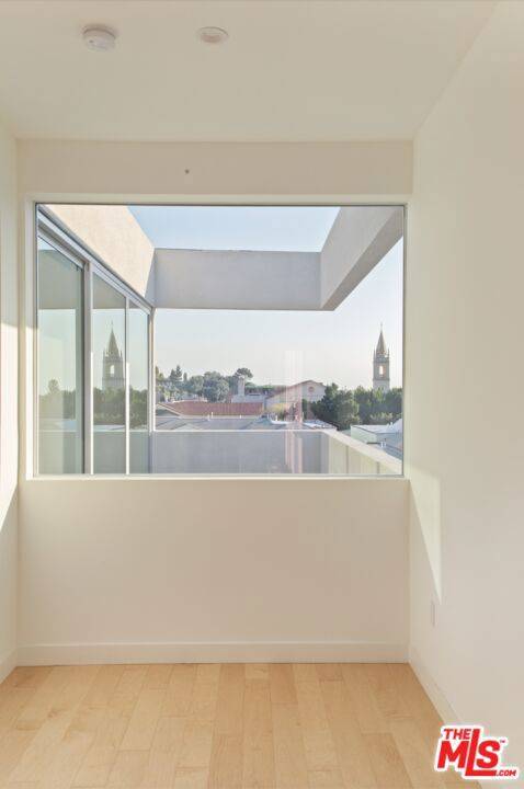 Los Angeles, CA 90027,4826 Franklin AVE #6