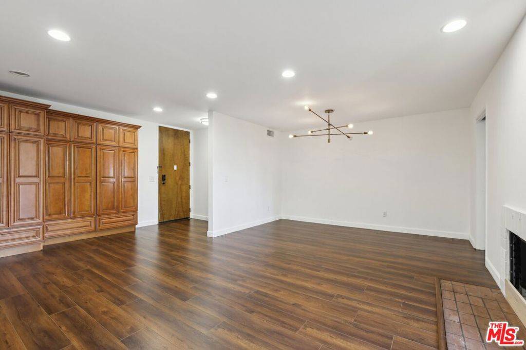 Los Angeles, CA 90042,4275 Via Arbolada #105