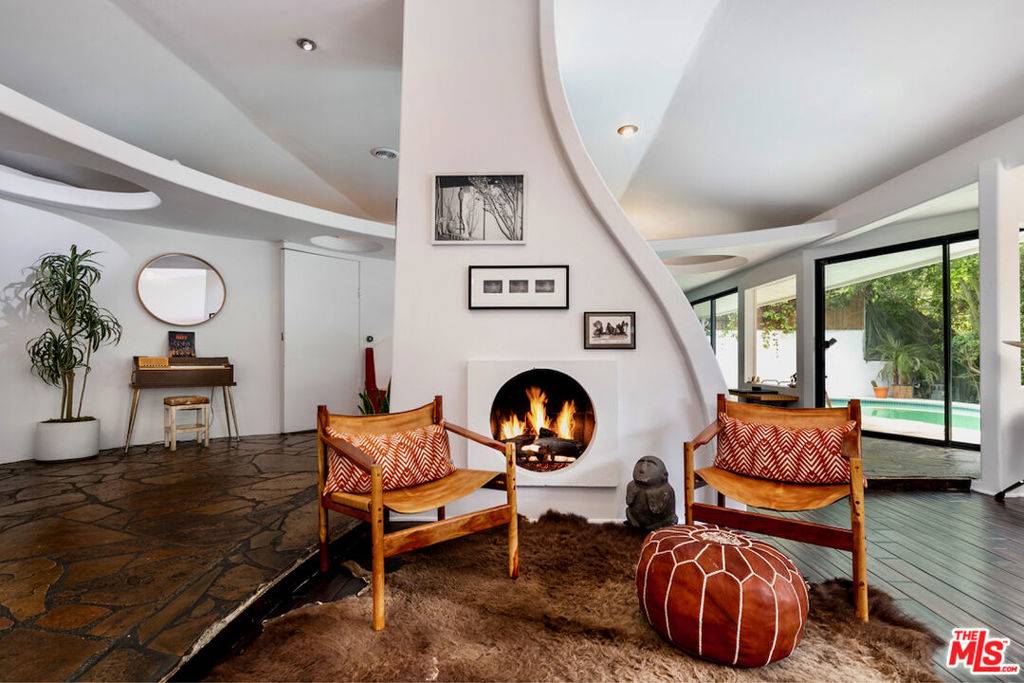 Los Angeles, CA 90046,7495 Mulholland DR