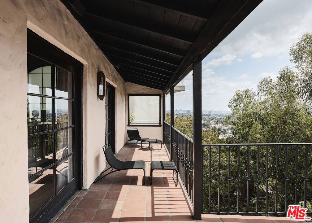 Los Angeles, CA 90046,7902 Fareholm DR