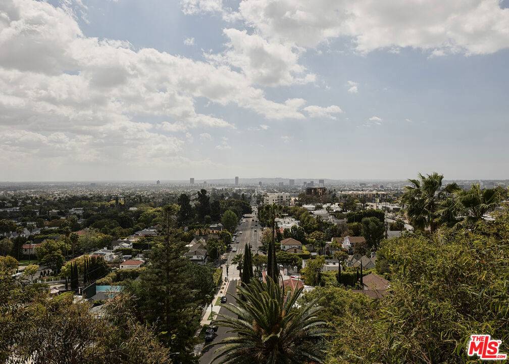 Los Angeles, CA 90046,7902 Fareholm DR