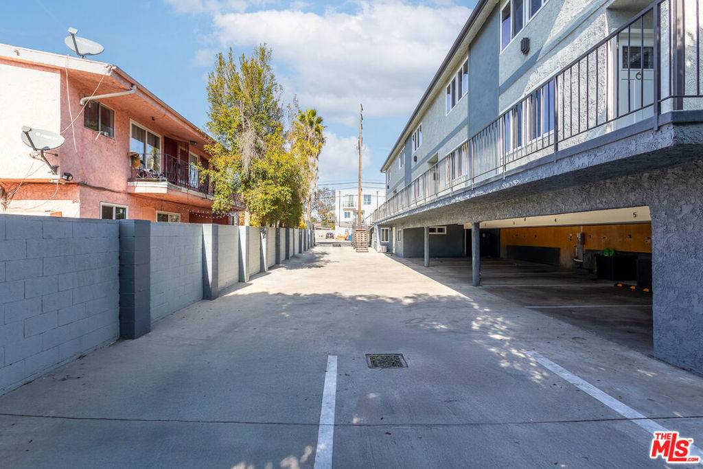 North Hollywood, CA 91606,11218 Oxnard ST