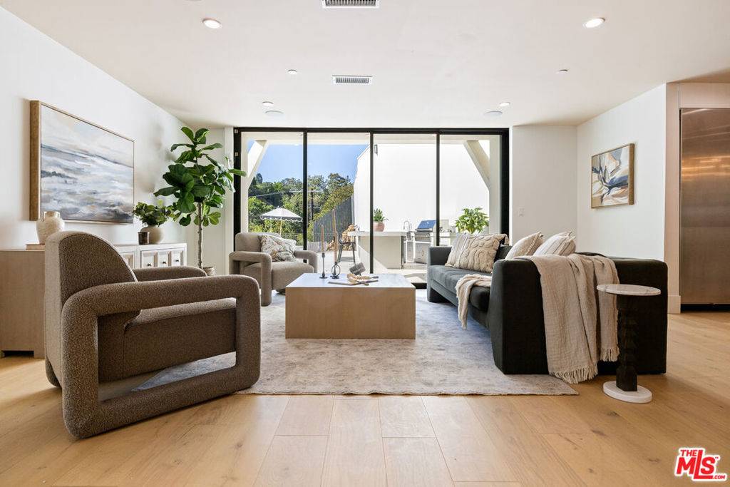 Los Angeles, CA 90046,2256 Nichols Canyon RD