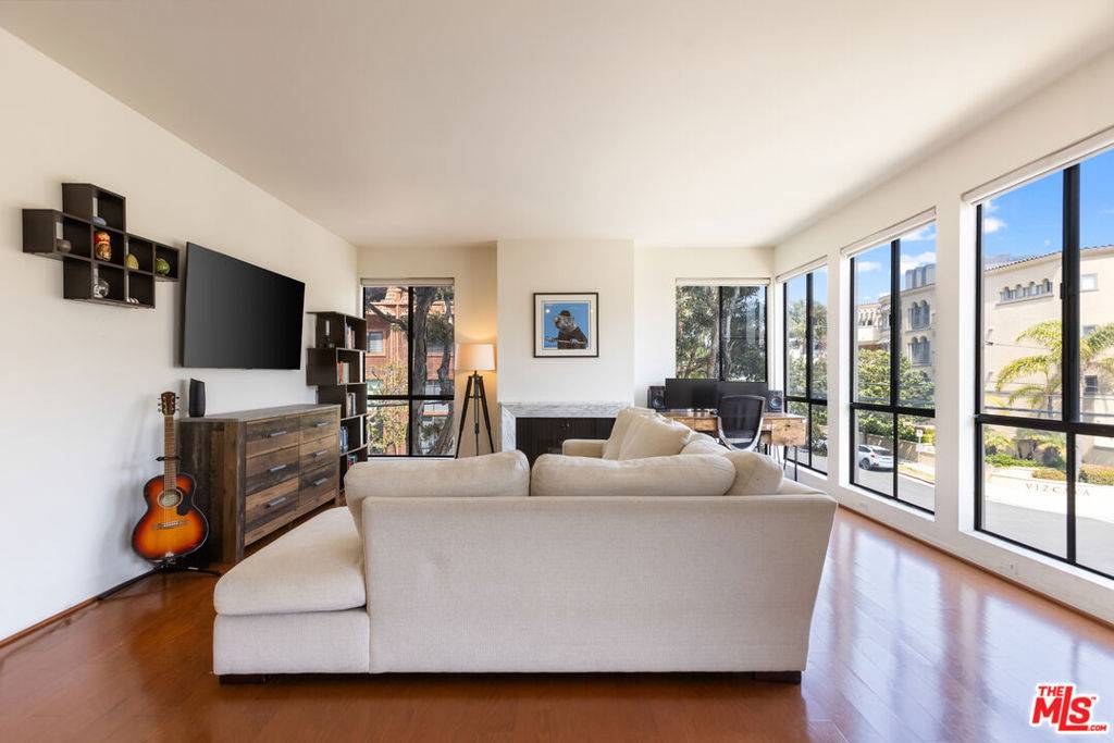 Los Angeles, CA 90049,11805 Mayfield AVE #202