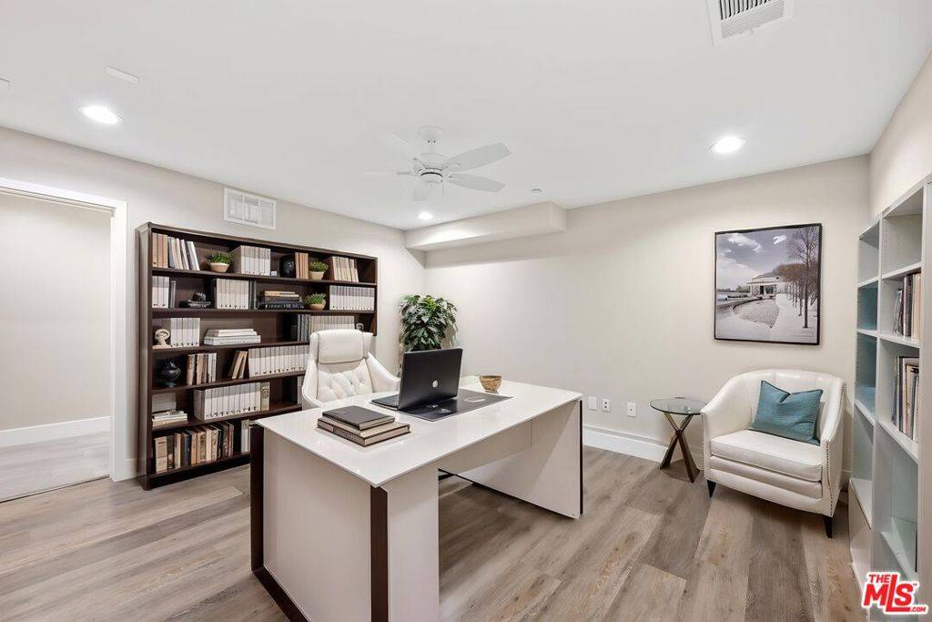 Calabasas, CA 91302,4374 Paxton Place